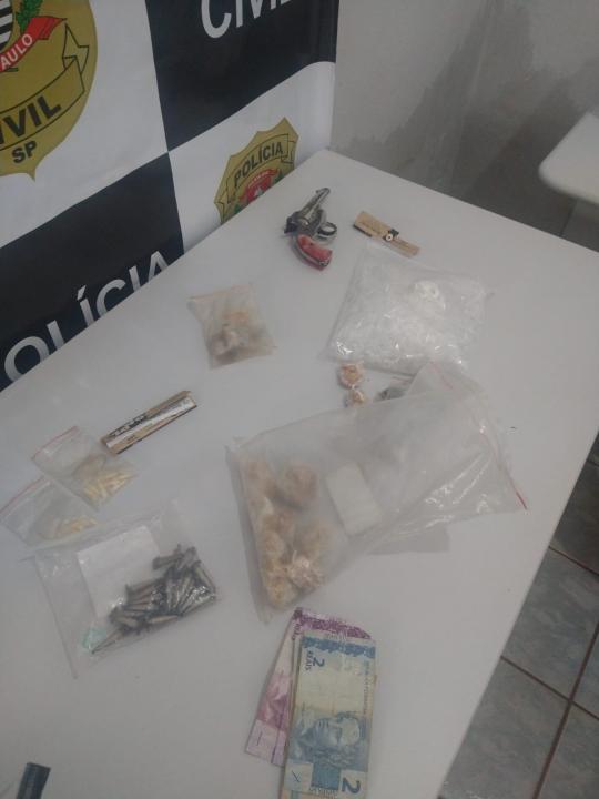 Foto 5 de 5 — Após ação policial, mulher é detida por tráfico de drogas